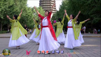 玲珑广场舞《问花》，王鹤老师在带领大家学习这支舞