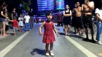 4岁小女孩跳广场舞《你莫走》，童真无邪不怯场，路人纷纷驻足观看
