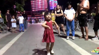 4岁小女孩跳广场舞《你莫走》，童真无邪不怯场！