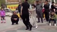 18岁小美女与10岁男神嗨起来了广场舞大妈国标舞爱跳舞