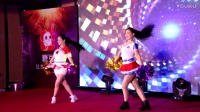 青青与新风尚小米老师同台共舞《边嗨边爱广场舞》迎来一片叫喊声！