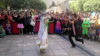 国庆长假（10.6）新世界小广场新疆舞活动。上海阿凡提歌舞团和新疆阿不都、西安刘俊一行12人共同举行“麦西来浦”联欢。