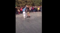 北京大妈与外国小伙共跳广场舞 舞出新境界