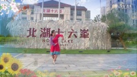 红领巾紫手环广场舞《站在草原望北京》演示：紫手环