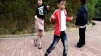 小孩学跳凤凰传奇广场舞最炫民族风