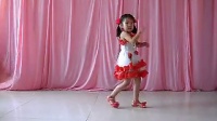 四岁小宝宝学跳广场舞，”神曲“小苹果！