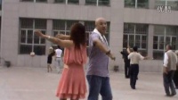 石河子游戏广场光头和女士跳维族舞B