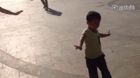 销魂!4岁小男孩被广场舞大妈带坏!竟然姿势如此风骚!