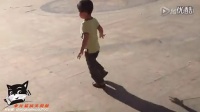 搞笑视频《 4岁小男孩跳广场舞》_高清