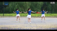 三个人跳小苹果广场舞_
