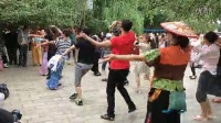 实拍昆明翠湖公园性感广场舞男