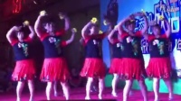 安平县南王庄镇南王宋村的广场舞人员在安平惠祥超市门口比赛