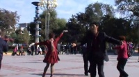 石河子游戏广场男士和女士跳民族舞1