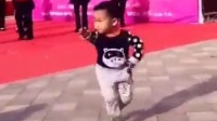 一位被奶奶带大的boy，这是要制霸广场舞的节奏！！|微博搞笑排行榜