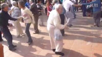 搞笑有趣视频 轻松时刻 老人广场舞 神奇的老头忘情跳舞起来 音乐的力量