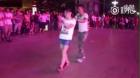 小夫妻俩人跳广场舞引来众人围观