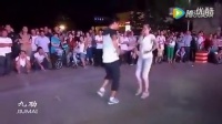 这个白衣女子一开跳，立刻颠覆广场舞界！太美了！