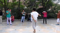 于桂荣老师教山友们跳广场舞的视频