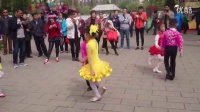 小朋友在公园跳广场舞