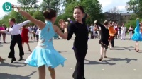 原来拉丁在国外也可以是“广场舞”一直以为只有国内的孩子们才经常在广场上跳拉丁舞