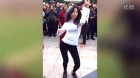 郑州广场舞女神来了，穿着白色毛衣，广场上跳起动感舞蹈，真好看