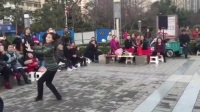 这个视频是洛阳牡丹广场，每天下午的欢乐时光演唱会。据说领舞的叫许灵，六十三岁了，是当年洛阳歌舞团第二代第三代表演喜儿的舞蹈者，不知是不是准确呢？