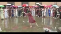 实拍：街头美女冒雨跳广场舞，裙子都湿了！