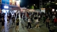 华之星广场舞【眉飞色舞DJ]大众步法舞16步。热闹的广场版