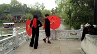 龙凤广场舞，伞舞，烟花三月下扬州，来自扬州瘦西湖拍摄，