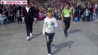 广场舞：10多岁的小朋友领舞引来一大群路人围观