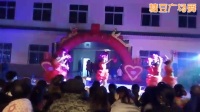 十里🌹春风《高治社区静容广场舞队9人变队形《红红的中国》》
