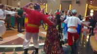 《舞动人生》团队活动，木子老师和舞友跳起欢快的舞蹈。