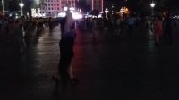 拉丁舞学员陈伟明和张静老师在徐闻文化广场跳三步踩20170525_194347