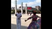 威海新疆舞联谊群的舞友们在幸福门广场欢跳新疆麦西来普！
