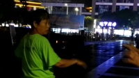 莲友们在泰州滨河广场跳起了念佛舞多么美啊。