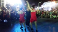 2017年7月21日沈阳丰舞团队赵哥丽丽夫妻与卢姐在市府广场丰舞吉特巴一拖二表演