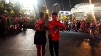 2017年8月1日沈阳奇艺舞蹈团团长陈广巨娇娇夫妻在市府广场新潮慢三舞表演之七