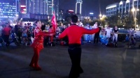 2017年8月1日沈阳唐哥香姐在市府广场表演特色创新潮四步舞之四