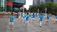 请欣赏上海快乐舞团浦东世纪大道跳廖弟老师尘缘梦夭大热跳广场舞的心更热。