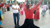 9月16日马斌老师和秦凤梅老师在卫星广场跳起欢快的麦西来普！