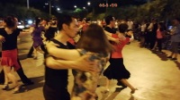 广晋广场舞探戈舞《梁兄》广场齐跳探戈双人舞场面壮观热闹.