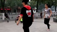 济宁新潮健身队广场舞《学习鬼步舞39步》
