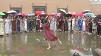 当年演白毛女现72岁在上海跳广场舞特写