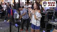 香港街头歌手, 翻唱陈慧琳的《大日子》音乐一起, 围观大妈嗨翻了