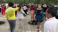 昆明翠湖公园的广场舞非大妈专属，这里男女老少齐上阵。