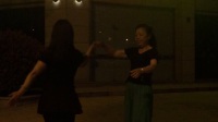 晚上锻炼跳广场舞 来俩姐妹学跳拉手舞   拍摄：华华