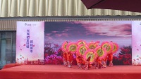 扇子舞：《东方红》编舞：刘桂珍。广场舞大赛三等奖。