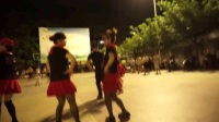 笑看人生拍摄的红裙子舞队表演的广场舞 红马鞍2018 6 3
