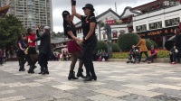 玫瑰暗香和绣花鞋在昆明金马碧鸡广场与原创老师们共舞北京陶然水兵舞第十套??