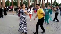 马斌老师和宛美老师在新疆卫星广场共舞！
